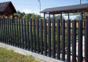 Stylowe i tanie ogrodzenie: jak ogrodzić ogródek z głową?