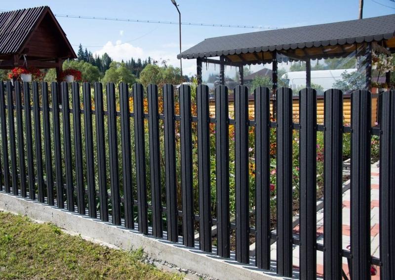 Stylowe i tanie ogrodzenie: jak ogrodzić ogródek z głową?