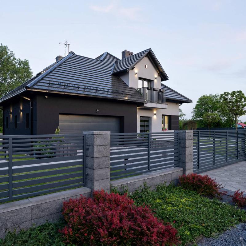 Błyszczące ogrodzenie