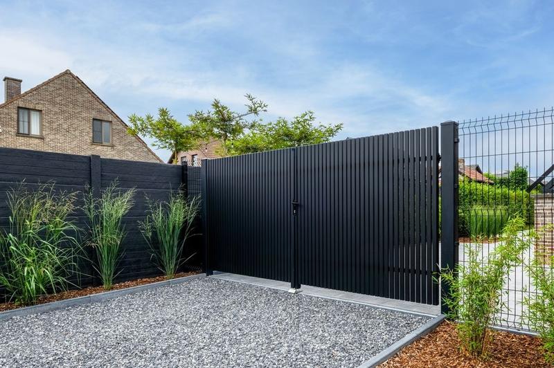 Ogrodzenie mat czy połysk: kluczowe wybory dla efektownego wyglądu Twojego ogrodu